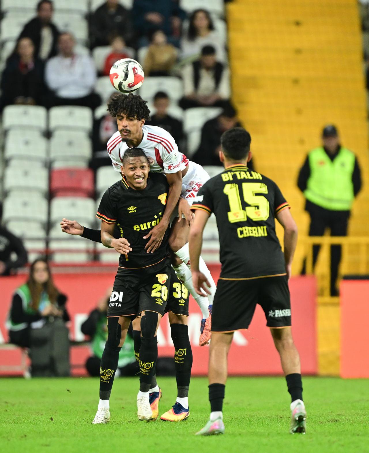 Trendyol Süper Lig'in 14. haftasında Hesap.com Antalyaspor ile Göztepe, Corendon Airlines Park Antalya Stadı'nda karşılaştı. Bir pozisyonda Göztepe'den Miroshi (20), rakibiyle mücadele etti.