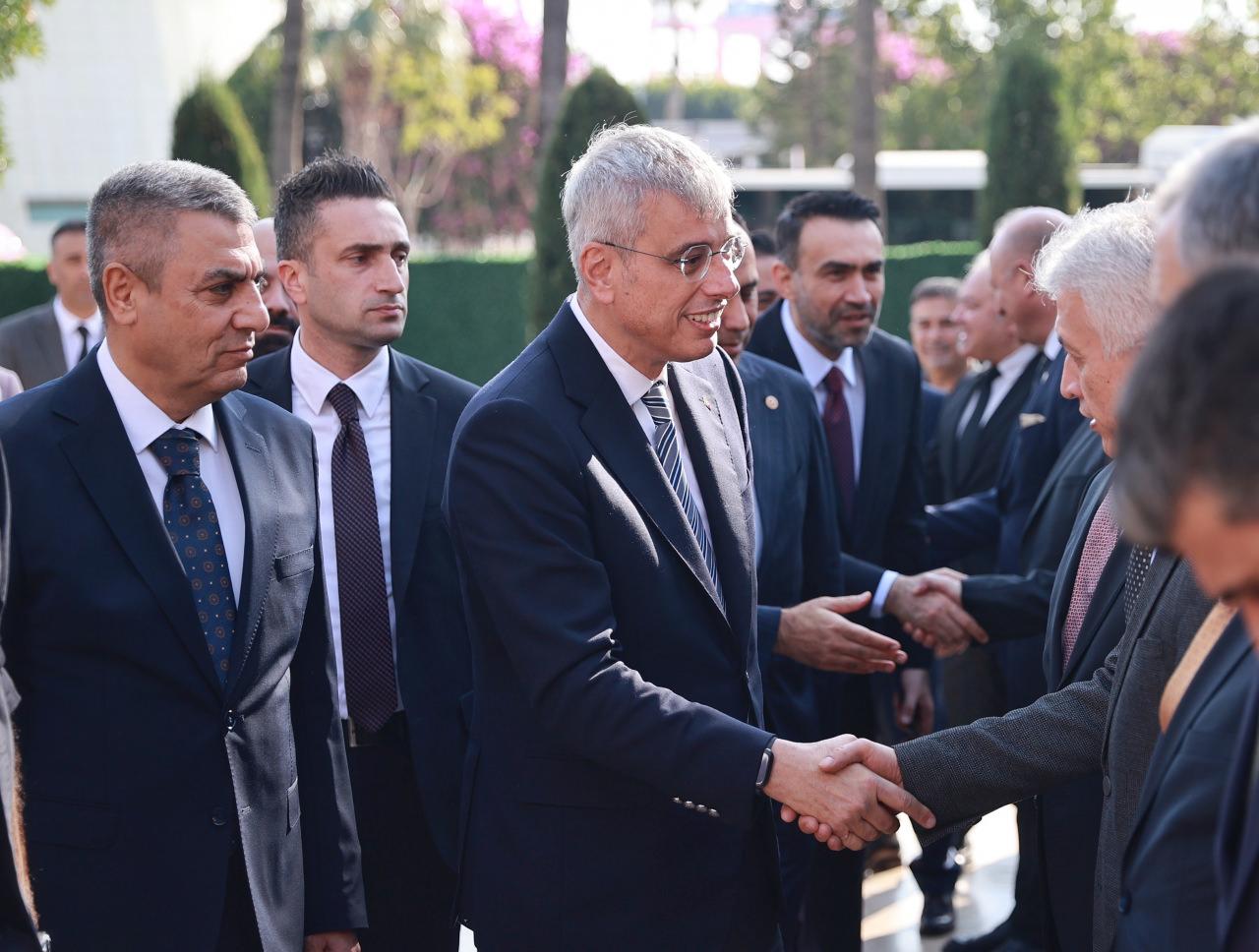 Sağlık Bakanı Kemal Memişoğlu, Mersin Valiliğini ziyaret etti. Memişoğlu, burada Vali Atilla Toros ve yöresel kıyafetli çocuklar tarafından çiçekle karşılandı.