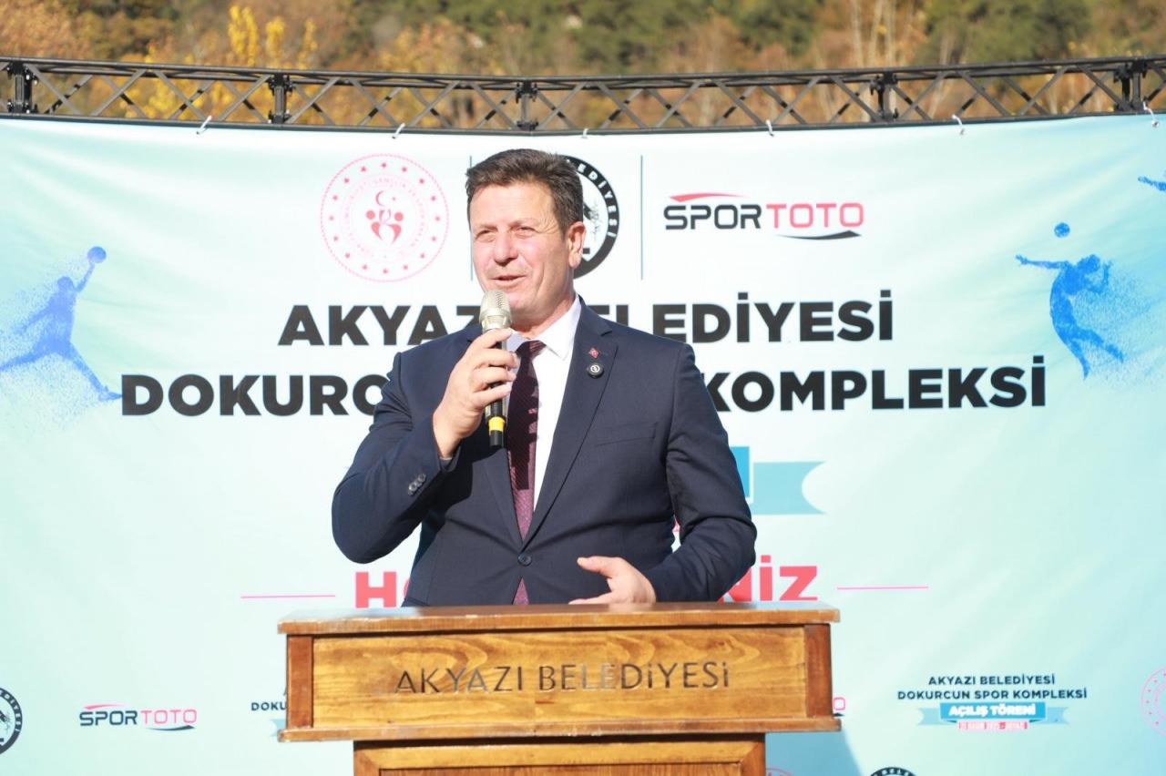  Akyazı Belediye Başkanı Bilal Soykan, Dokurcun Spor Kompleksi açılışında konuşma yaparken, 24 Kasım 2025