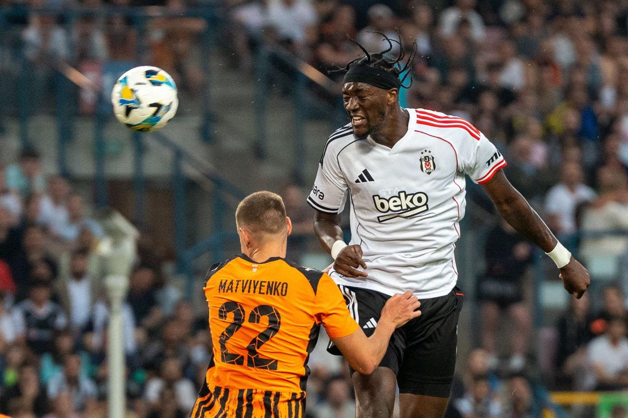 Tammy Abraham, UEFA Avrupa Ligi elemelerinde Shakhtar Donetsk'e karşı oynanan maçta, 31 Temmuz 2025