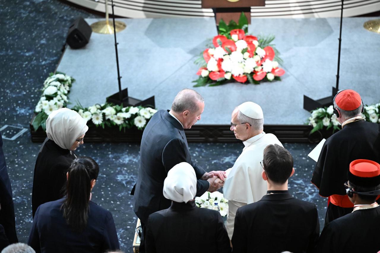 Cumhurbaşkanı Recep Tayyip Erdoğan ile Vatikan Devlet Başkanı Papa 14. Leo, Cumhurbaşkanlığı Külliyesi'nde, baş başa ve heyetler arası görüştü.