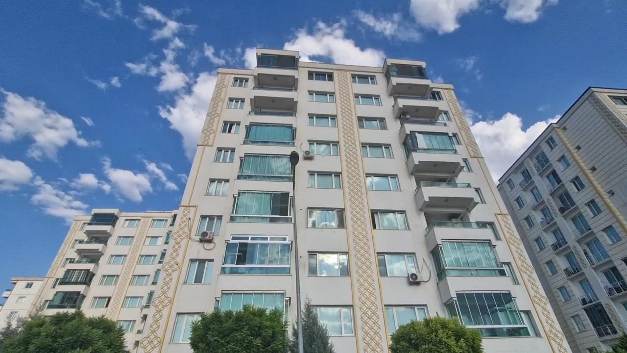 Ejegül Ovezova 8'inci kattan düşerek hayatını kaybetti.