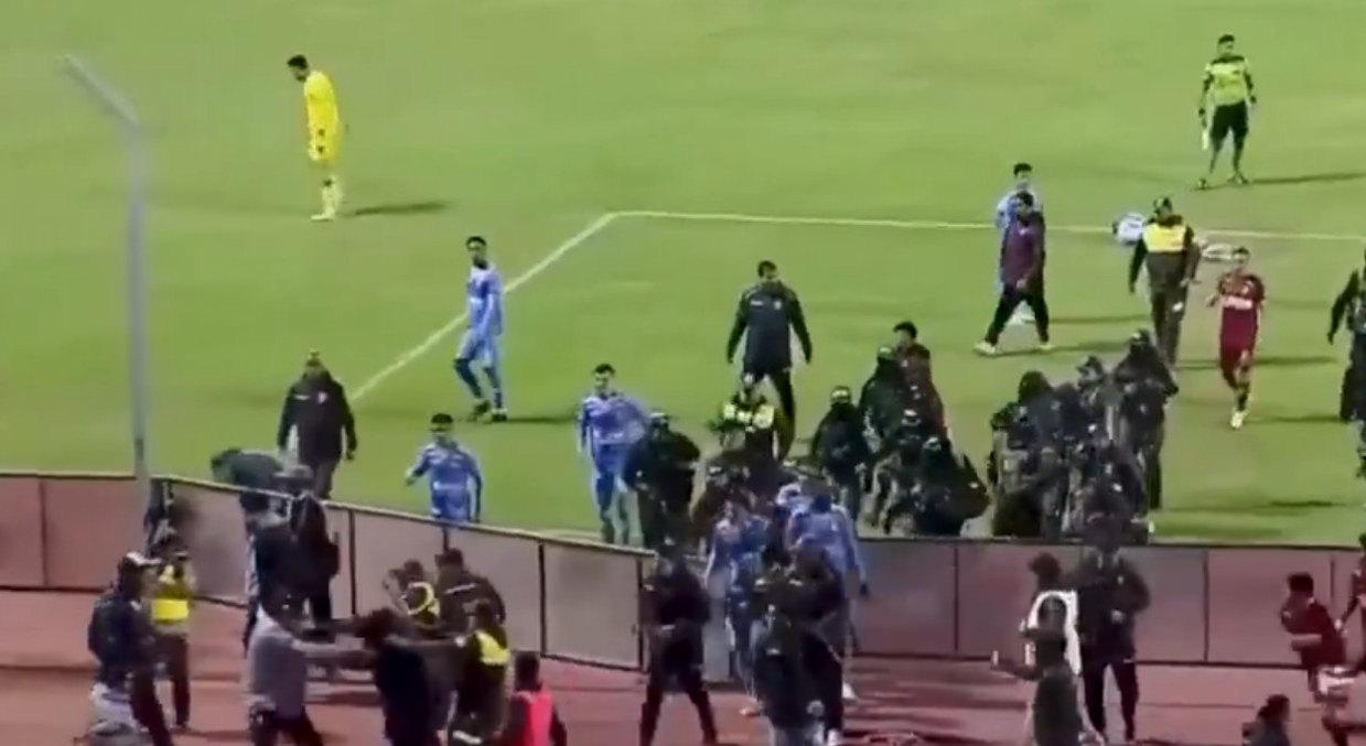 Bolivya Kupası çeyrek final karşılaşması rövanşında Real Oruro ile Blooming arasında oynanan çeyrek final maçı. Karşılaşma sonrası iki takım arasında kavga çıktı.