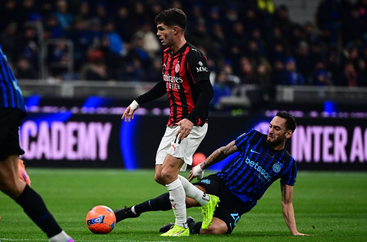 İtalyan futbol ligi Serie A'da Inter rakibi AC Milan ile Milano kentindeki San Siro Stadı'nda karşı karşıya geldi. Bir pozisyonda AC Milan oyuncusu Christian Pulisic (solda), rakibi Hakan Çalhanoğlu (sağda) ile mücadele etti.
