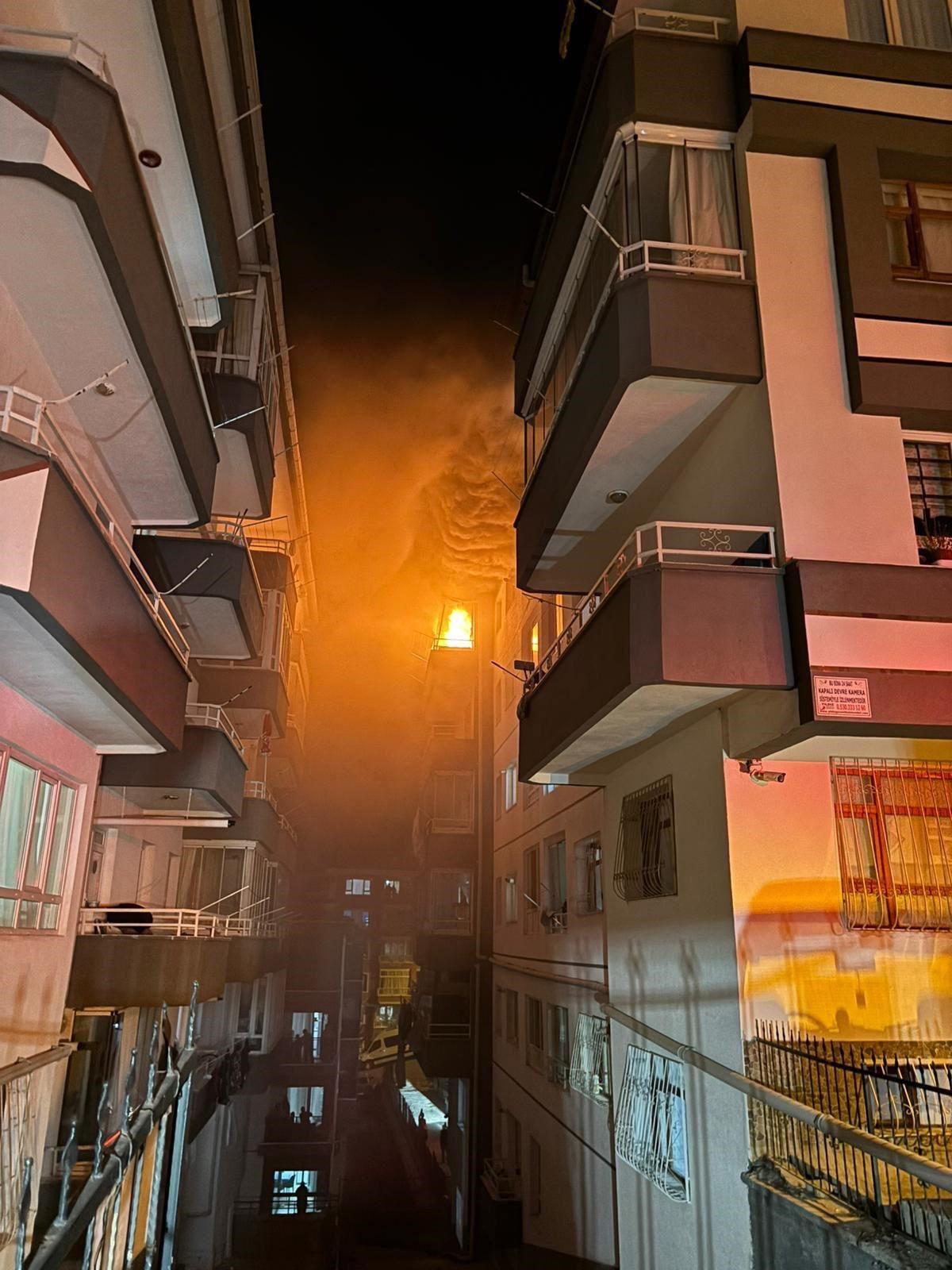 Gece saatlerinde yanan evin dışarıdan görünümü. 
