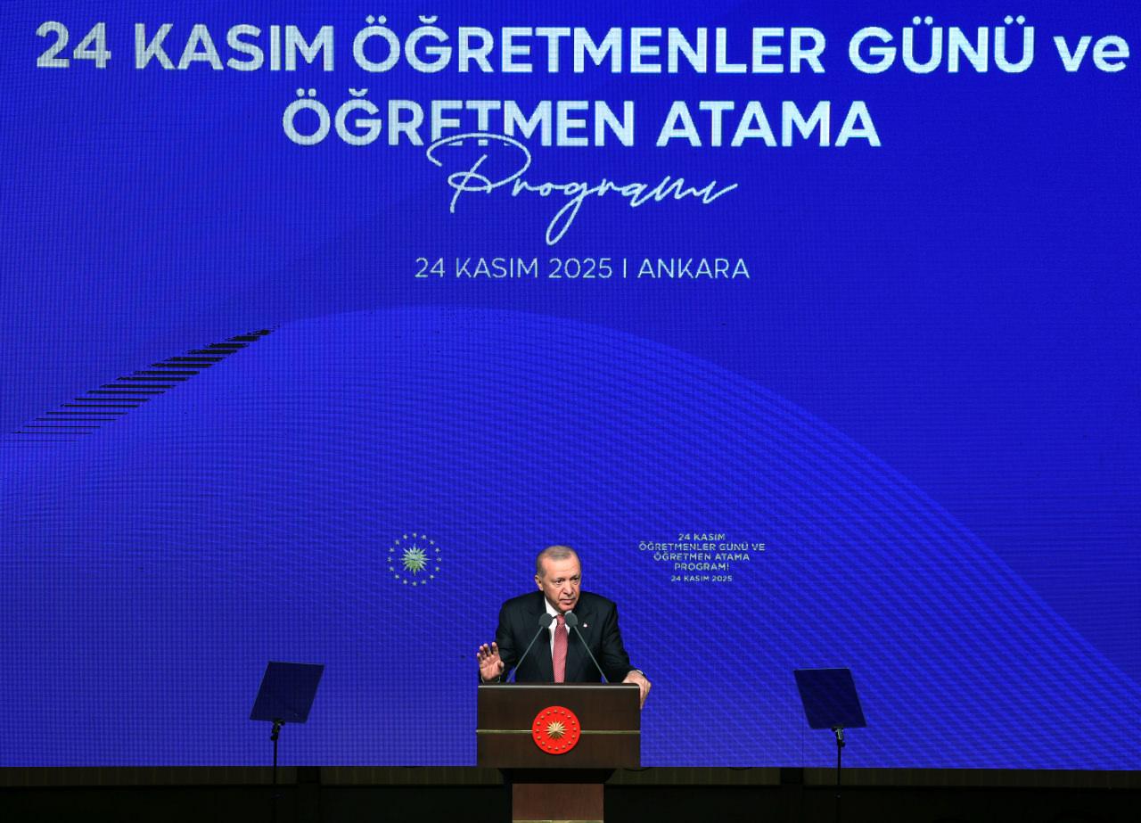 Cumhurbaşkanı Recep Tayyip Erdoğan, Beştepe Millet Kütüphanesi'nde düzenlenen '24 Kasım Öğretmenler Günü ve Öğretmen Atama Programı'na katıldı.