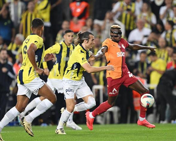 Geçen sezon Kadıköy'de oynanan Fenerbahçe-Galatasaray maçı! Sarı-lacivertli oyuncular Osimhen'i durdurmaya çalışıyor