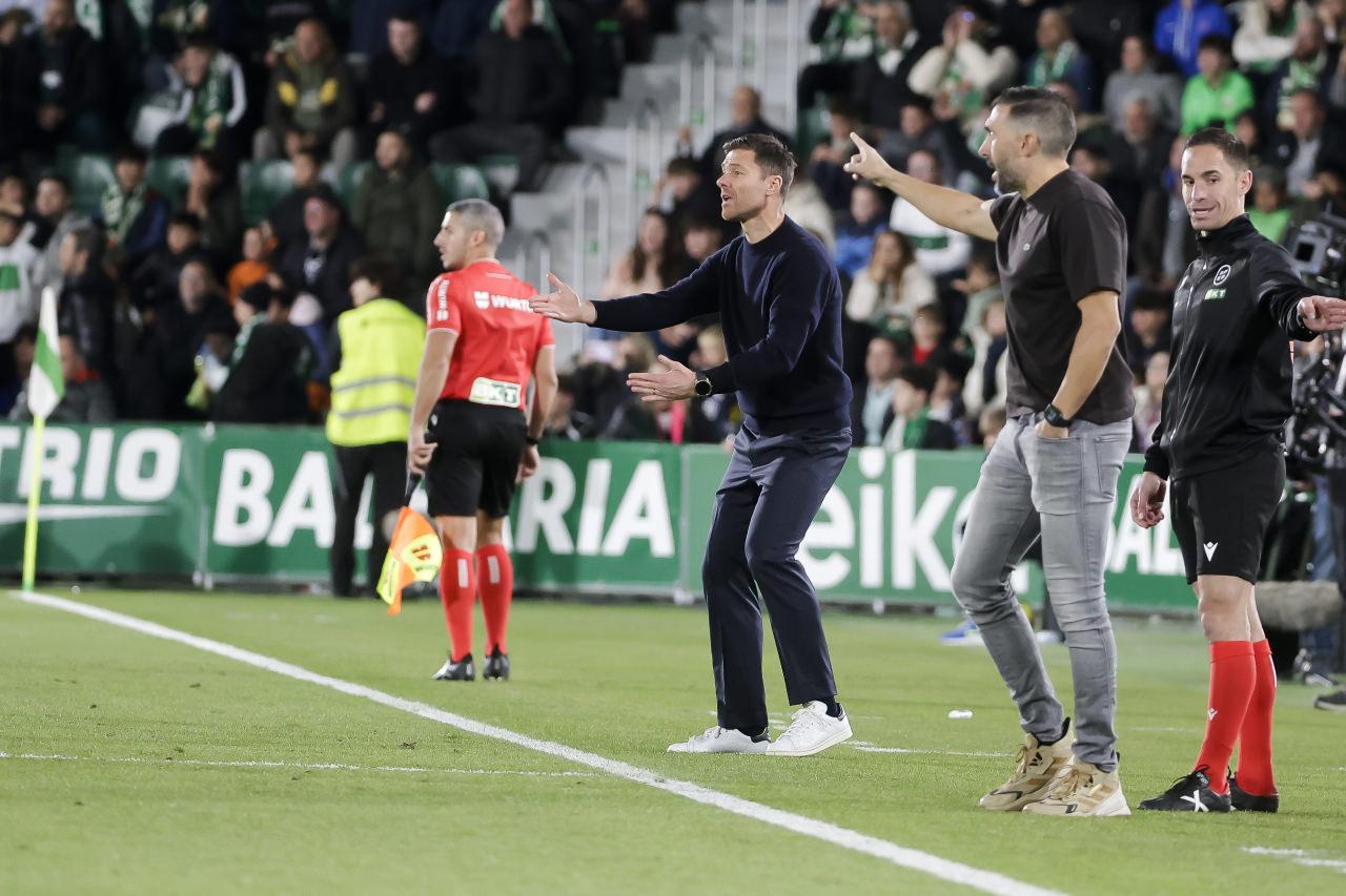 İspanya Birinci Futbol Ligi (La Liga) 13. hafta maçında, Elche ve Real Madrid takımları İspanya’nın Elche kentindeki Martinez Valero Stadı’nda karşı karşıya geldi. Real Madrid takımı teknik direktörü Xabi Alonso mücadeleyi takip etti.