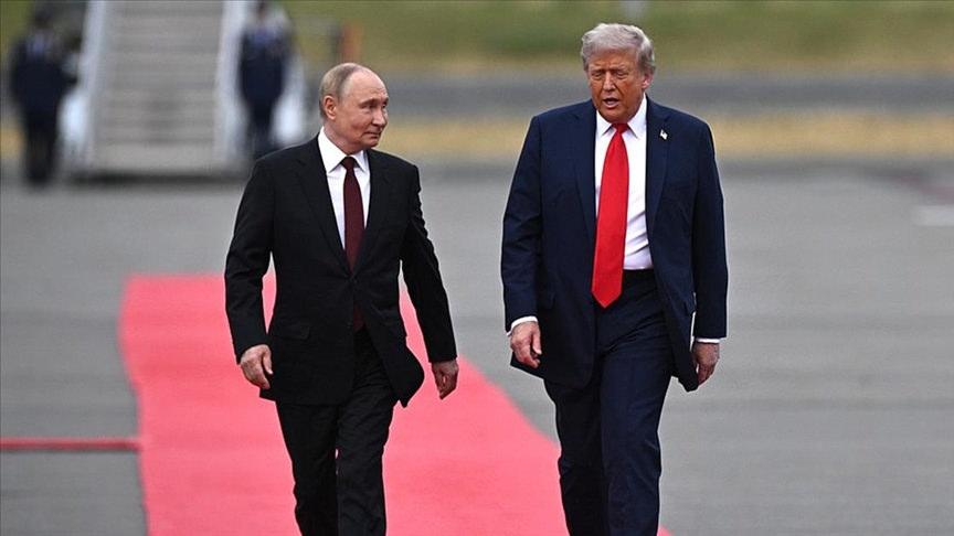 Vladimir Putin (solda) ve Donald Trump (sağda)