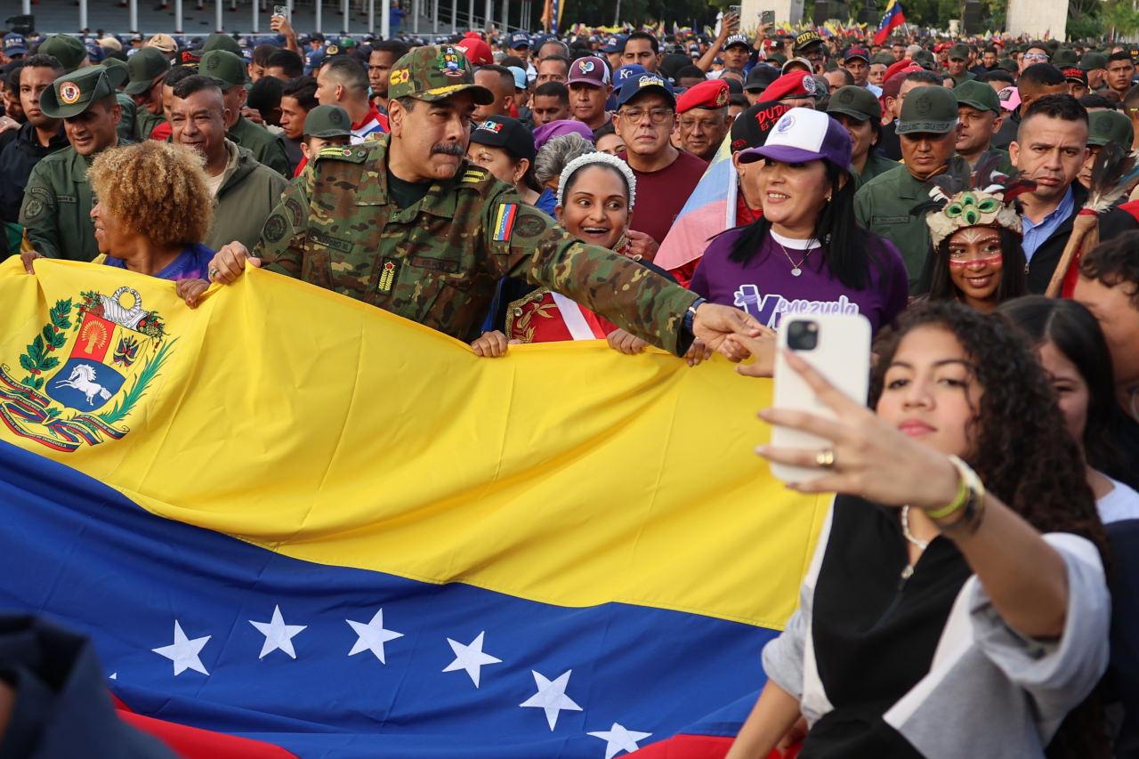 Askeri üniforma giyerek sokakta yürüdü