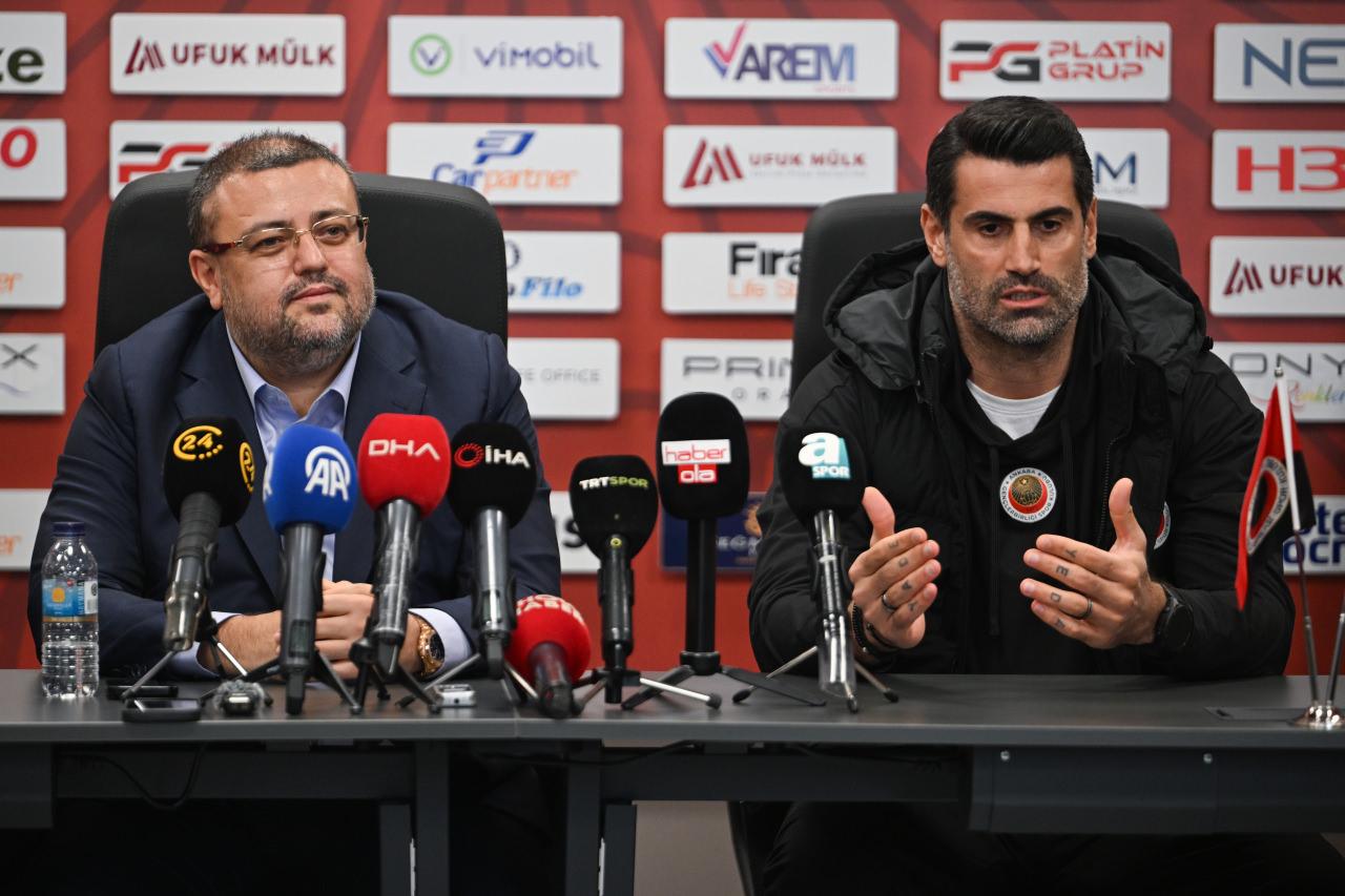 Gençlerbirliği Kulübü Başkanı Mehmet Kaya (solda), Beştepe İlhan Cavcav Tesisleri'nde basın toplantısı düzenledi. Basın toplantısına Gençlerbirliği teknik direktörü Volkan Demirel'de (sağda) katıldı.