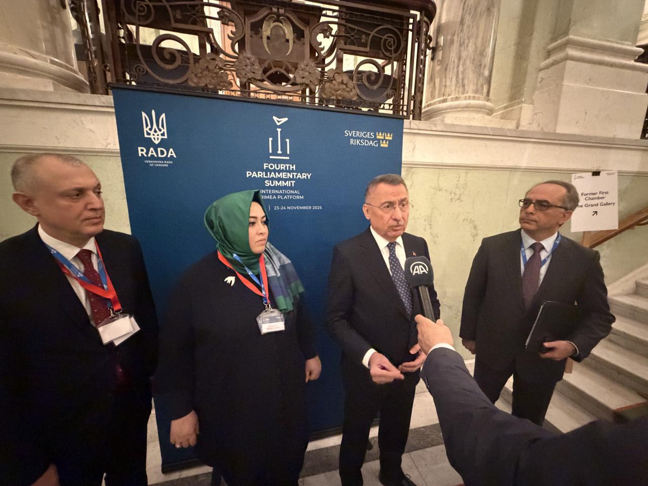 Fuat Oktay, TBMM Dışişleri Komisyonu Üyesi ve AK Parti İstanbul Milletvekili Sena Nur Çelik Kanat (sol 2) ve Türkiye'nin Stockholm Büyükelçisi Yönet Can Tezel (sağda)