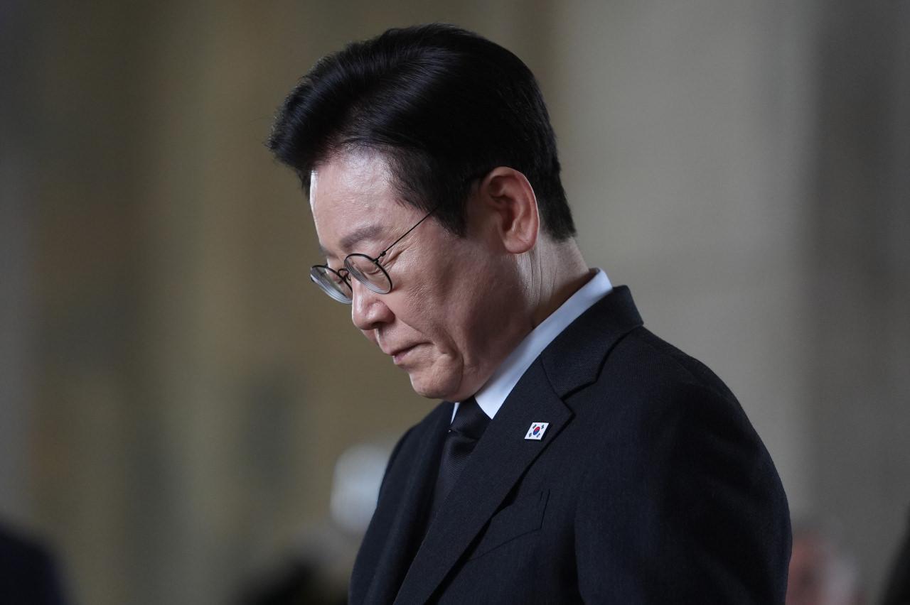 Lee Jae Myung Anıtkabir ziyaretindeyken