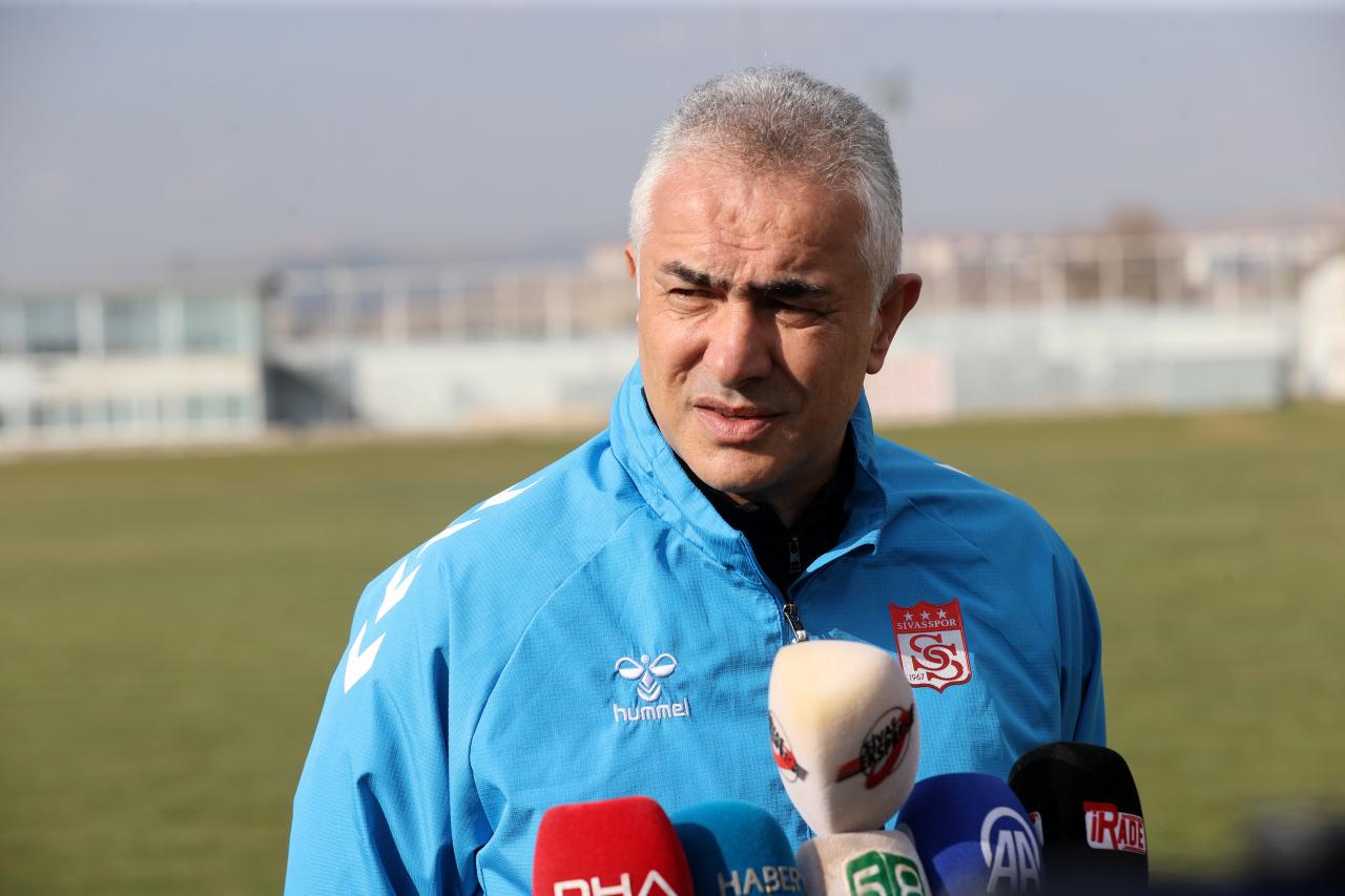 Trendyol 1. Lig ekiplerinden Özbelsan Sivasspor'da teknik direktör Mehmet Altıparmak, kulüp tesislerinde düzenlediği basın toplantısında gazetecilere açıklamada bulundu.