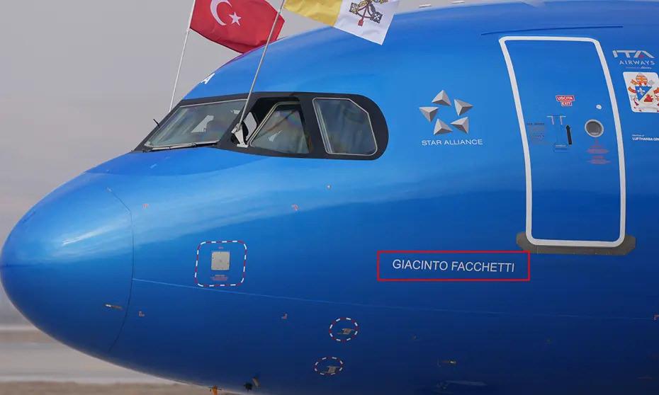 Papa Leo'yu taşıyan uçakta Giacinto Facchetti'nin adı yazıyor.