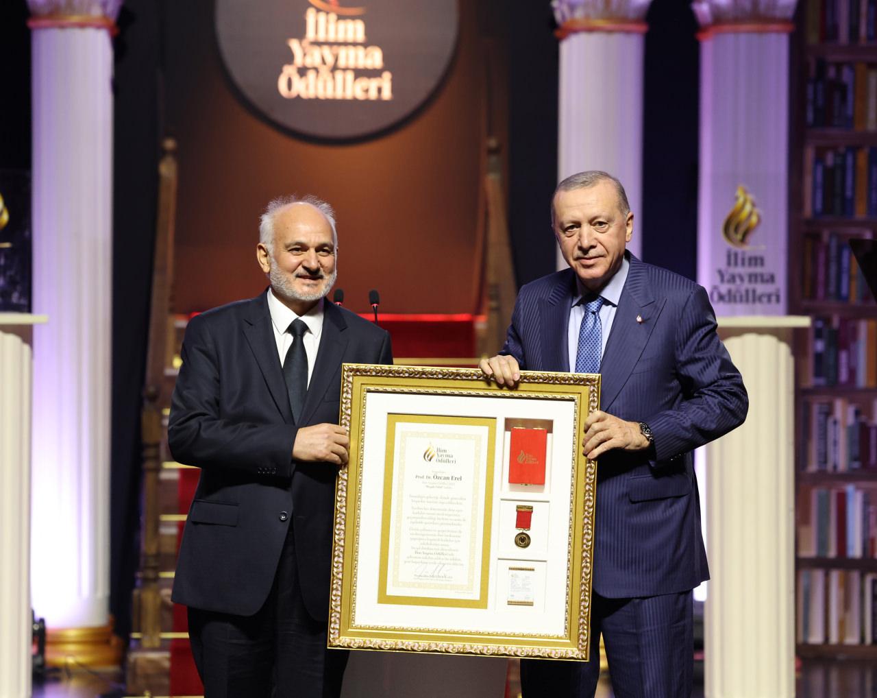 Cumhurbaşkanı Erdoğan, İlim Yayma Ödülleri 2025 Büyük Ödül sahibi Ankara Yıldırım Beyazıt Üniversitesi'nden Prof Dr. Özcan Erel'e ödülünü verdi.