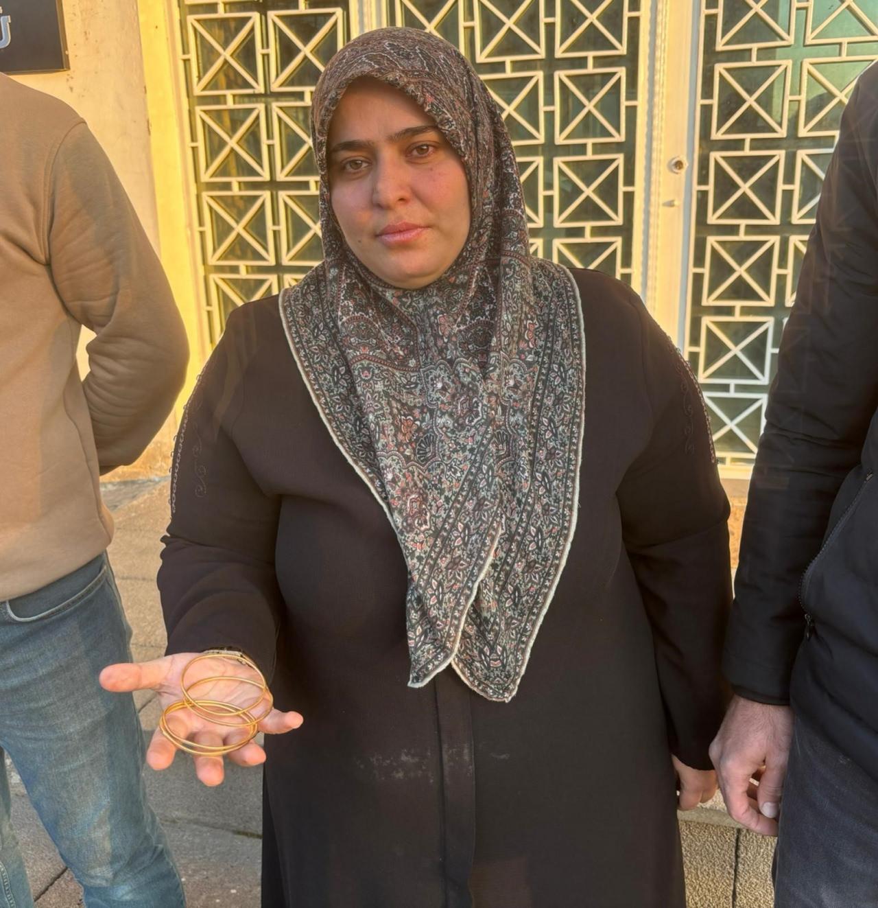 Gülbeyaz Demir kaybettiği bileziklere ulaştı.