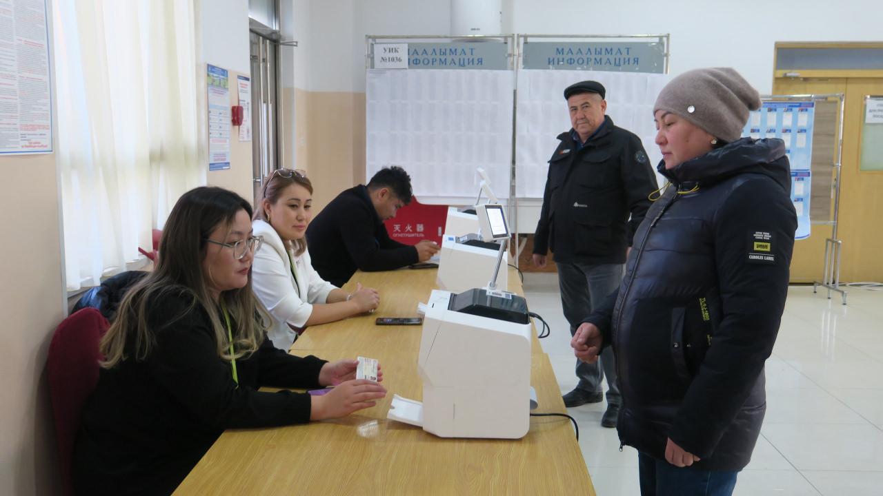Kırgızistan’da halk erken parlamento seçimleri için sandık başında