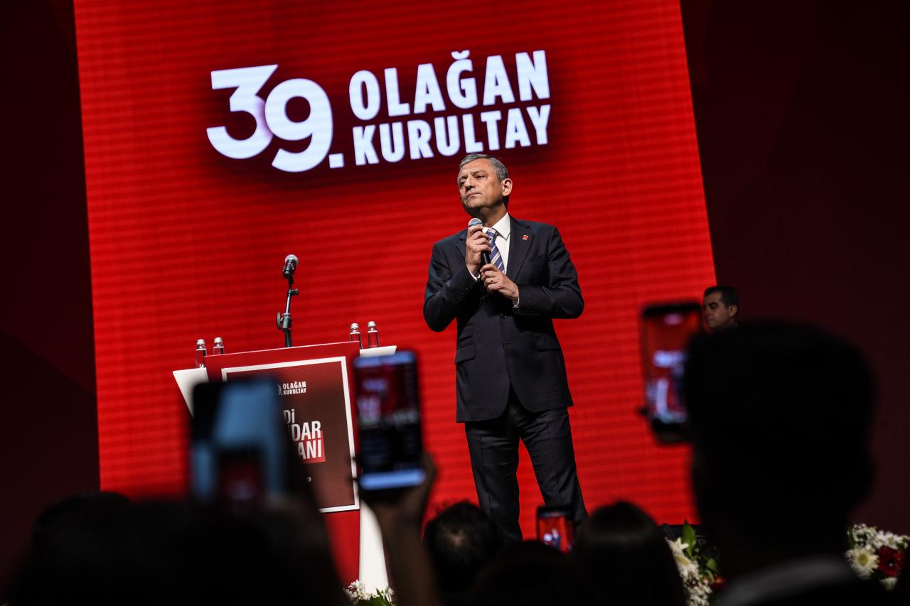 Genel başkanlık seçiminin sonuçlarının açıklanmasının ardından yeniden salona gelen Özgür Özel, delegelere yönelik bir teşekkür konuşması yaptı.