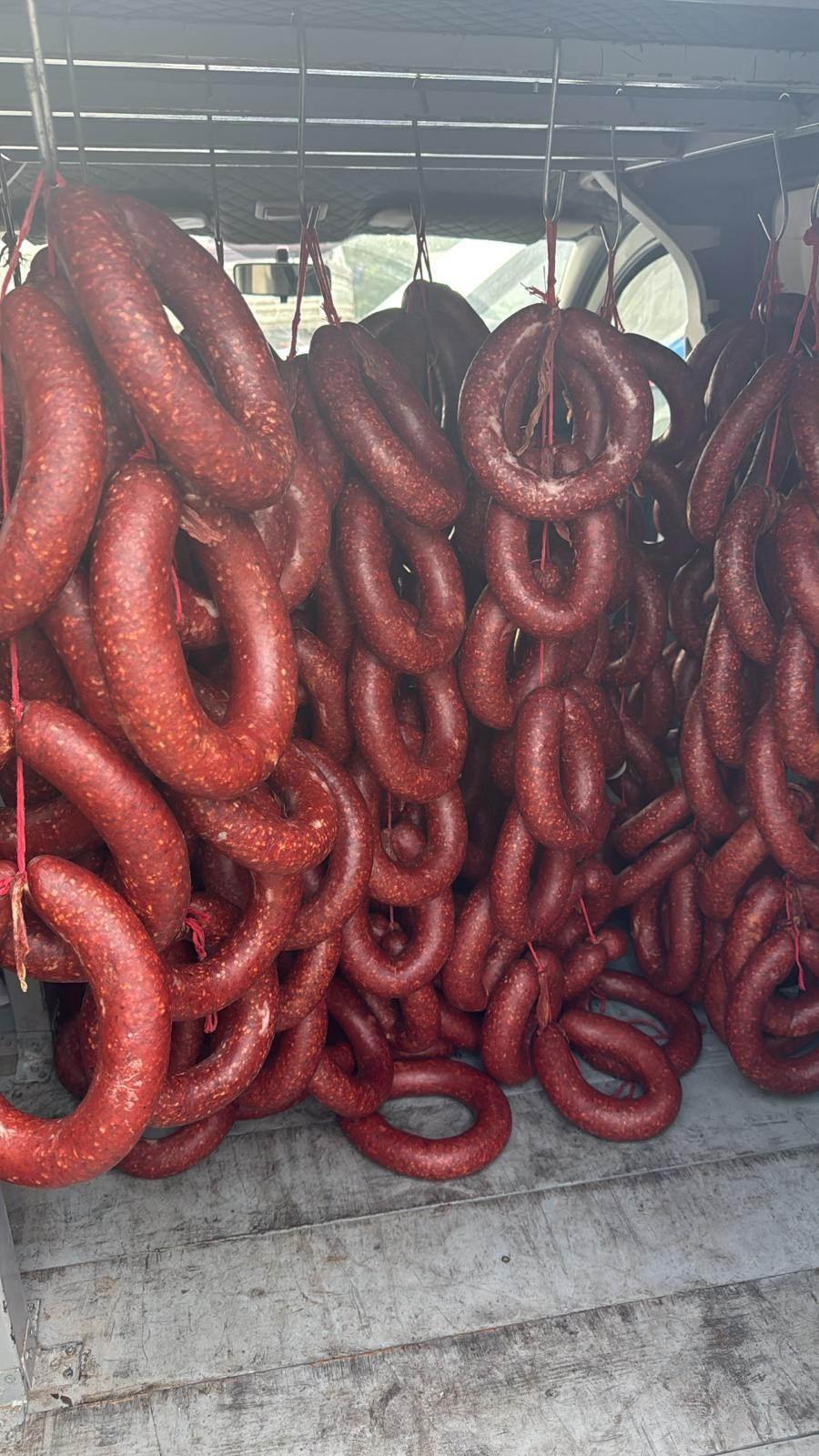 Ele geçirilen 120 kilogram sucuk.