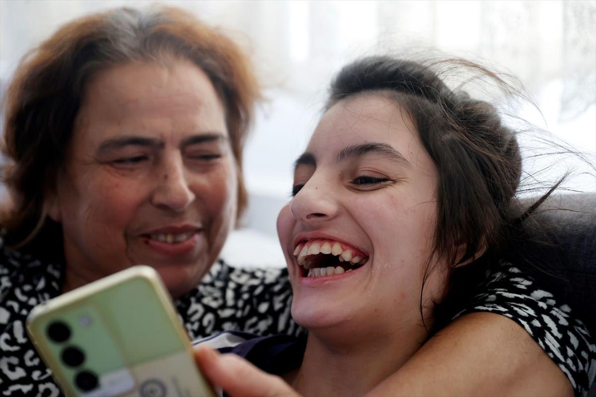 Gülsiye Duran (60) ve torunu.