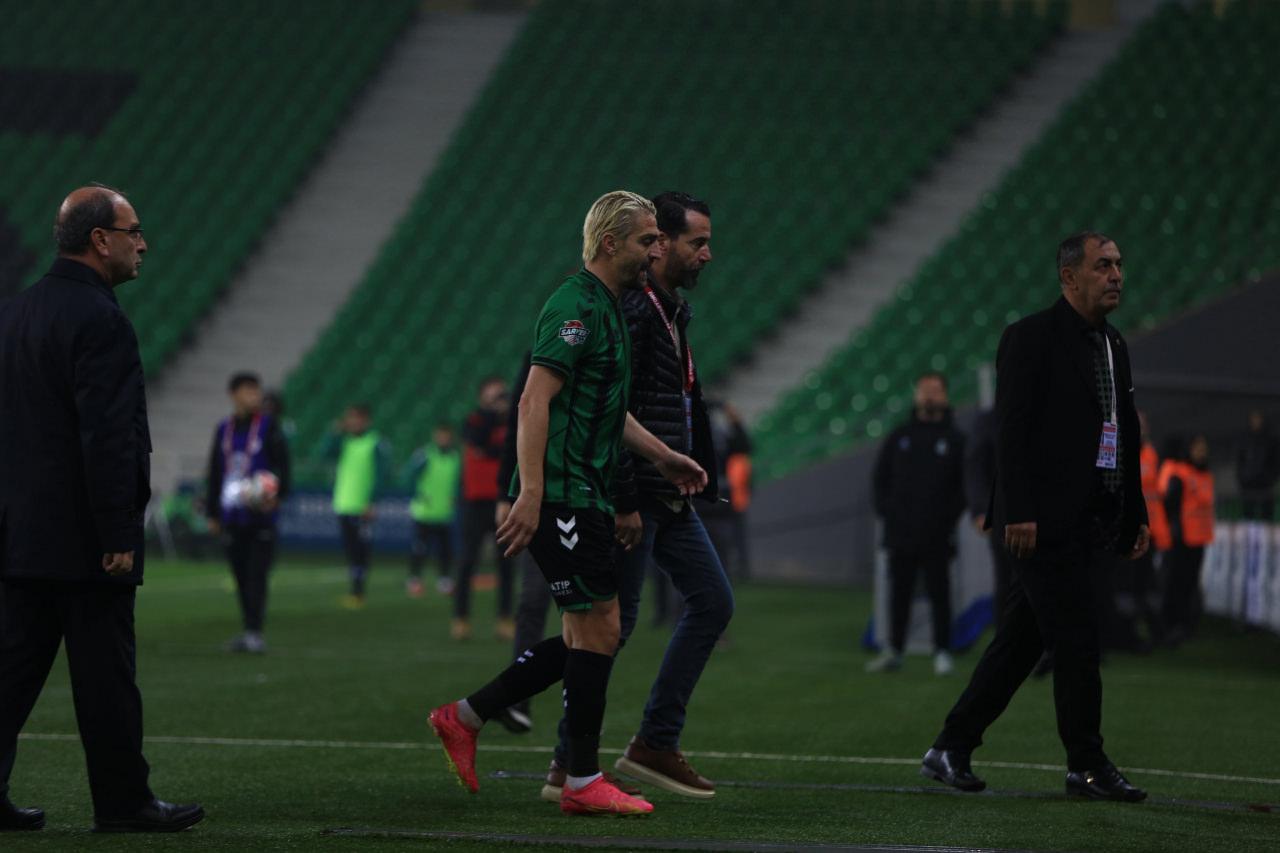 Caner Erkin, Ümraniyespor maçında kırmızı kart gördü.