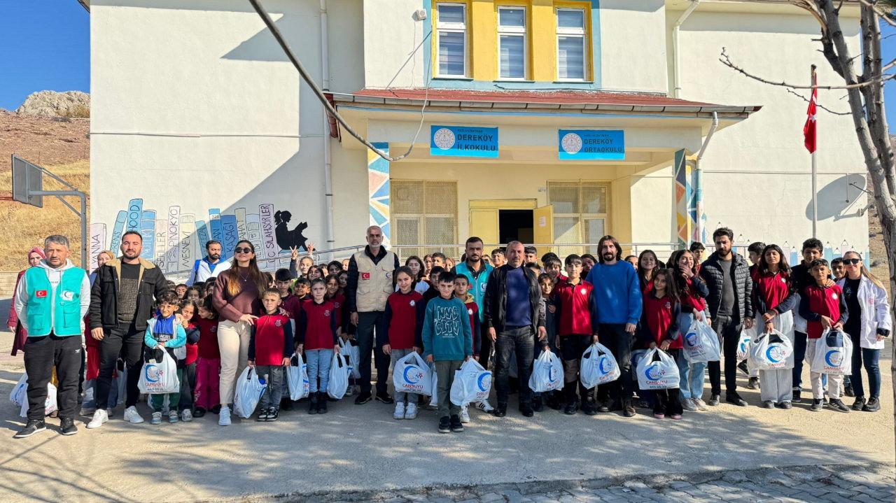 Cansuyu Yardımlaşma ve Dayanışma Derneği'nden yüzlerce öğrenciye kışlık destek.