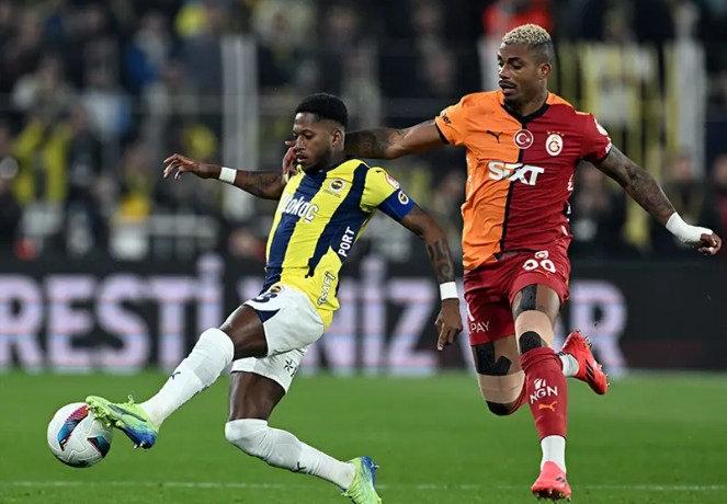Fenerbahçeli orta saha oyuncusu Fred ve Galatasaraylı Lemina, orta alanda ikili mücadelede.