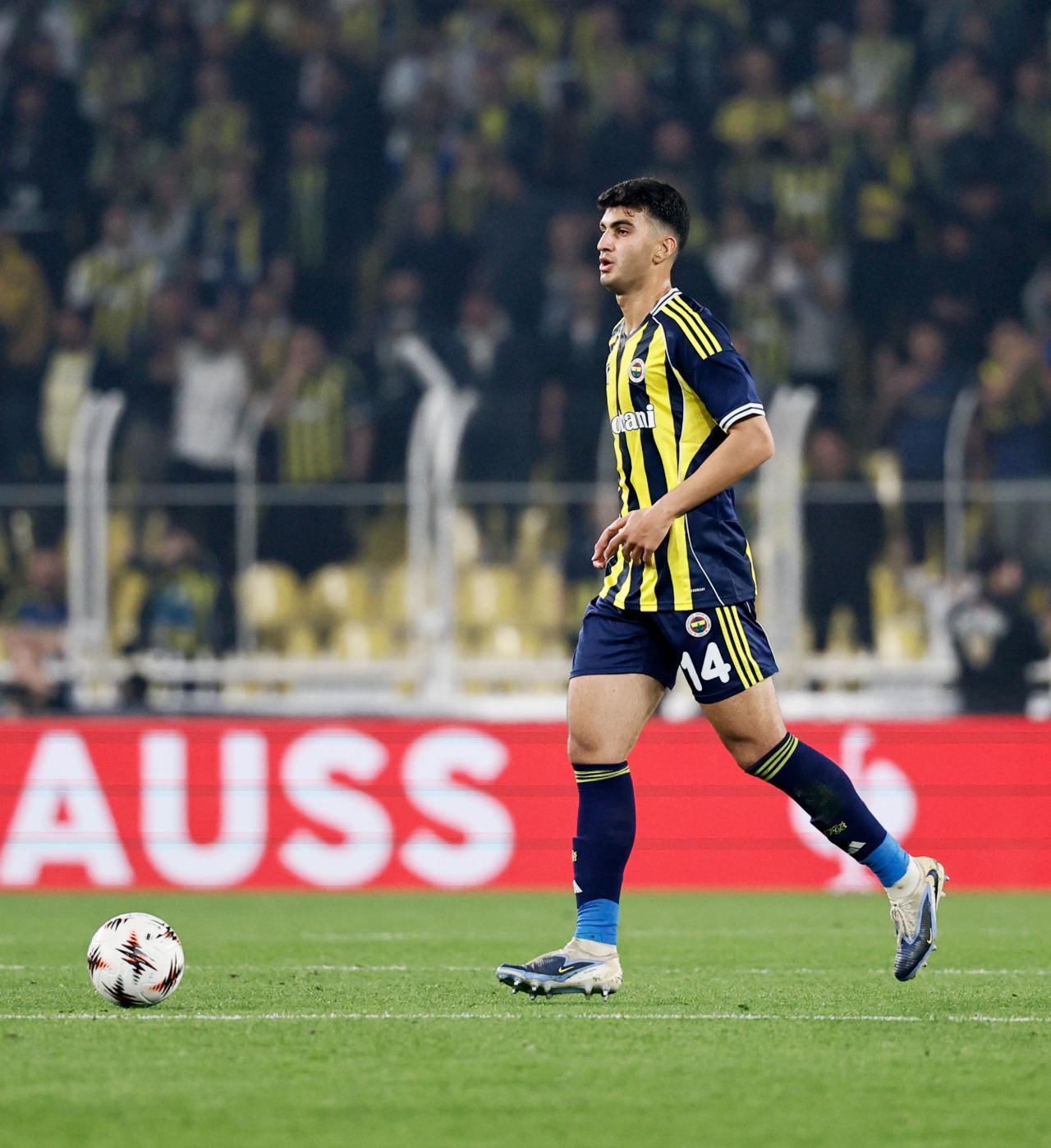 Fenerbahçe ile Kadıköy'de ilk kez bir müsabakaya ilk 11'de başlayan Yiğit Efe Demir