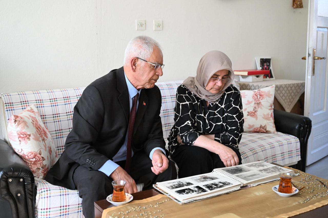 Anadolu Ajansının (AA) 'Zirvedeki İsimlerin Emektar Öğretmenleri' başlıklı dosyasının on birinci haberinde, 29 yıl sürdürdüğü mesleğinde onlarca öğrencinin yetişmesinde rol alan ve Paris 2024 Olimpiyat Oyunları'nda atıcılık branşındaki 'ikonik' pozu ve elde ettiği dereceyle dikkatleri üzerine çeken milli sporcu Yusuf Dikeç'in de ilkokul öğretmeni olan Bayram Peltek'in hatıralarına yer verildi.