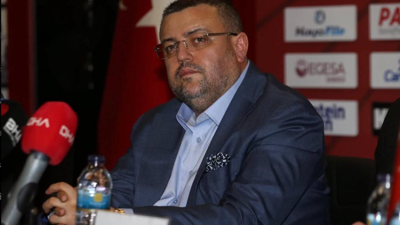 Gençlerbirliği Başkanı Mehmet Kaya bir basın toplantısında açıklamalarda bulunurken