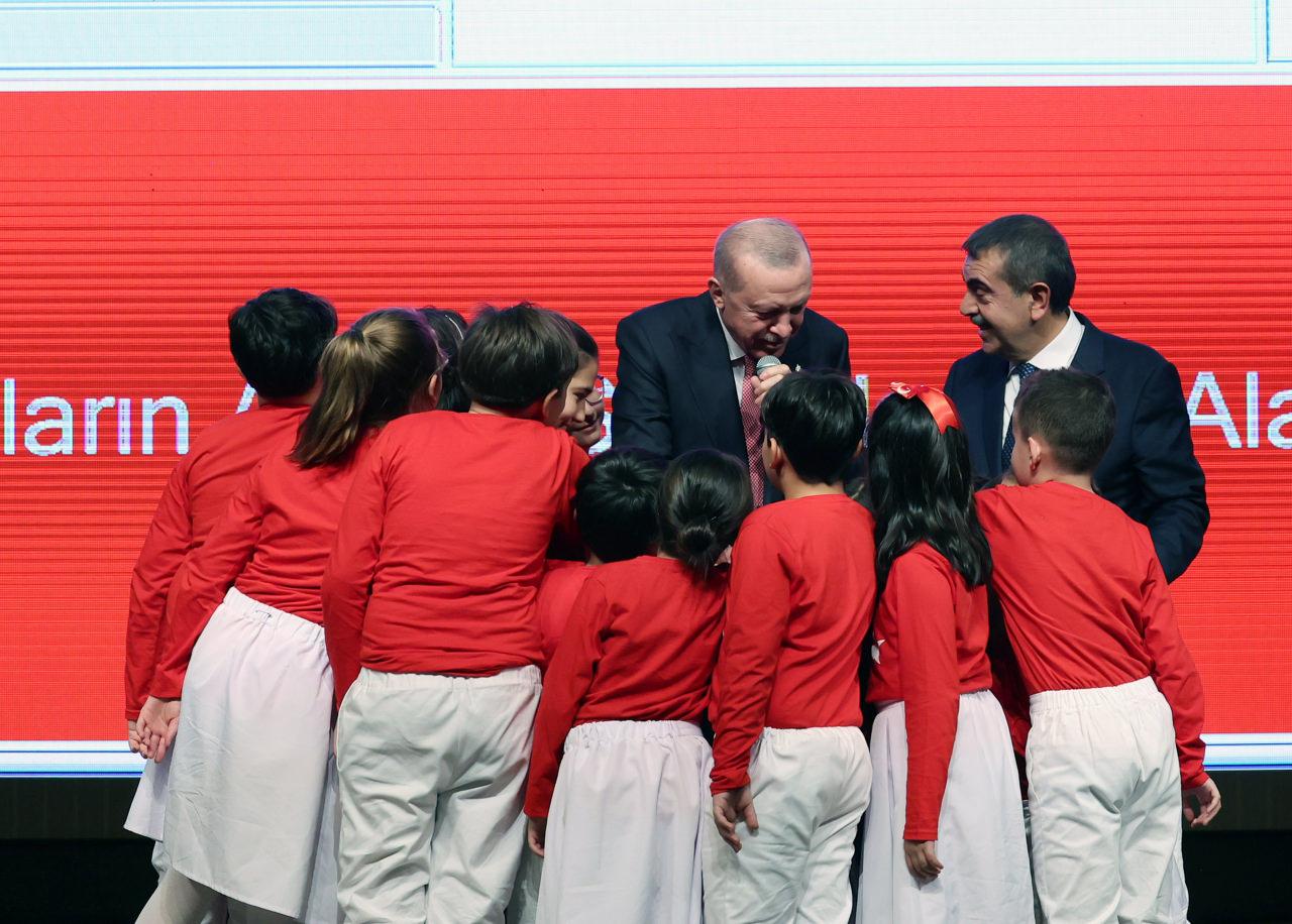 Cumhurbaşkanı Erdoğan ve Milli Eğitim Bakanı Yusuf Tekin (sağda), butona basarak öğretmen ataması için ilk kura çekimini gerçekleştirdi.