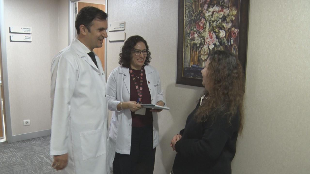 Yasemin Güleser, doktorları ile sohbet ediyor. 