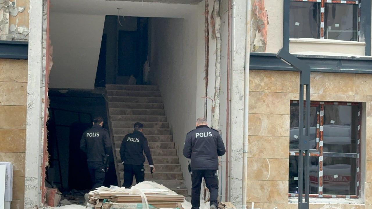 İnşaat şantiyesinde konaklayan 4 işçi, ısınmak için yaktıkları kömürden sızan karbonmonoksit gazından zehirlendi.