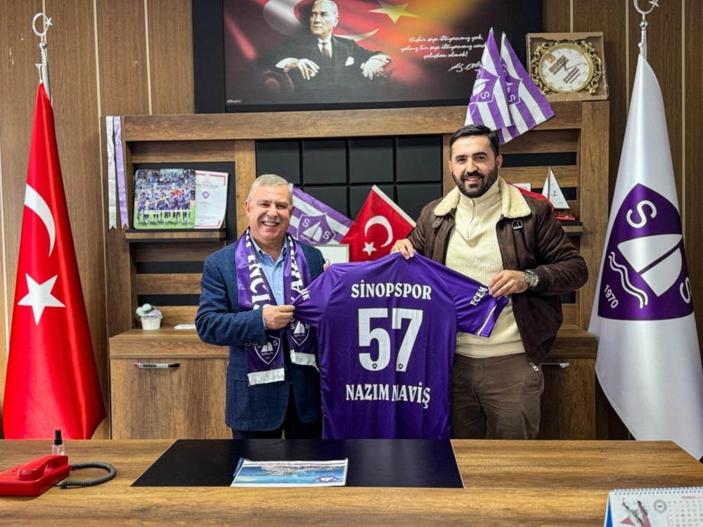 Bölgesel Amatör Lig takımı Sinopspor'a 3 milyon TL'lik nakdi yardım yapıldığını açıklayan AK Parti Sinop Milletvekili Dr. Nazım Maviş. (Solda)