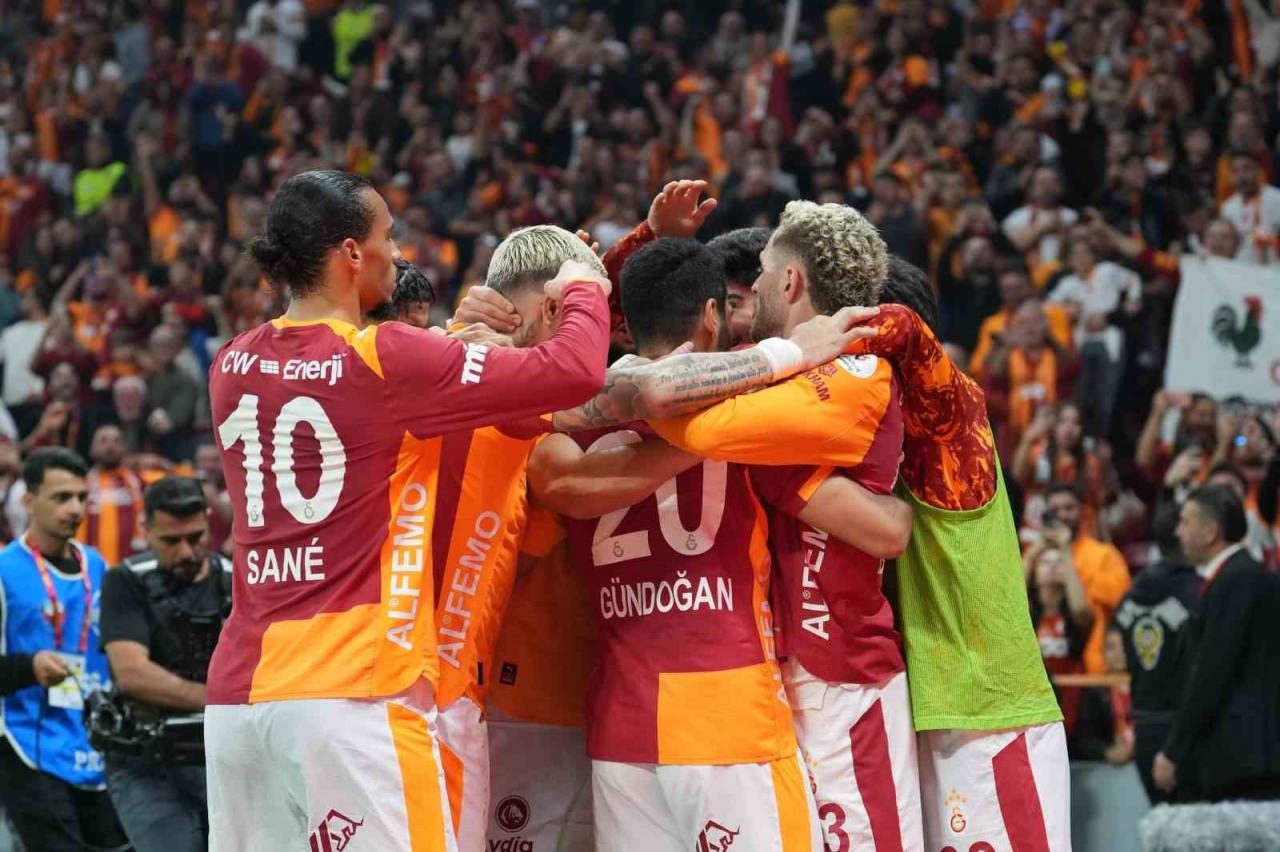 Devler Ligi'nde bir ilki gerçekleştirmeyi hedefleyen Galatasaray takımı