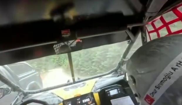 Bolu'da ralli aracı kamyonetle &ccedil;arpıştı: Kaza anı kameraya yansıdı