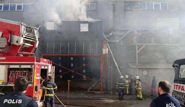 Bursa'da mobilya fabrikasında yangın; 1 işçi yaralı