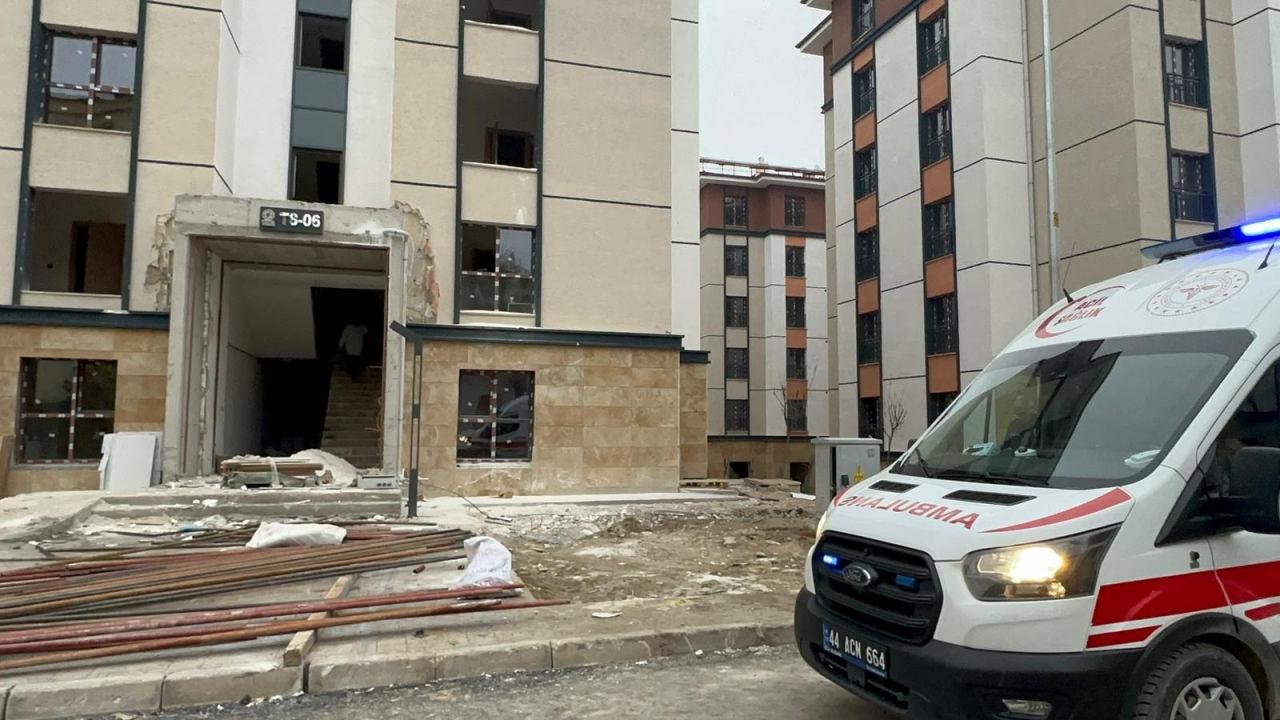 Zehirlenen işçiler ambulans ile hastaneye kaldırıldı.