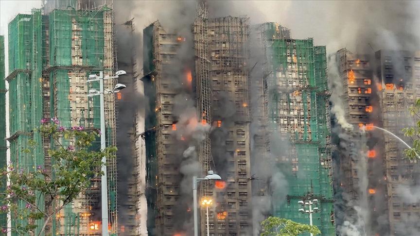 Hong Kong'da bir sitede çıkan yangından kare