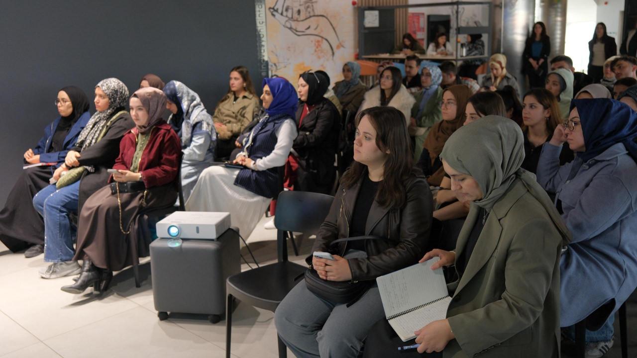  “Mekân, Hafıza ve Kadınlar Pazarı” başlıklı eserin galası, SİA Meram Yerleşkesinde gerçekleştirildi. 