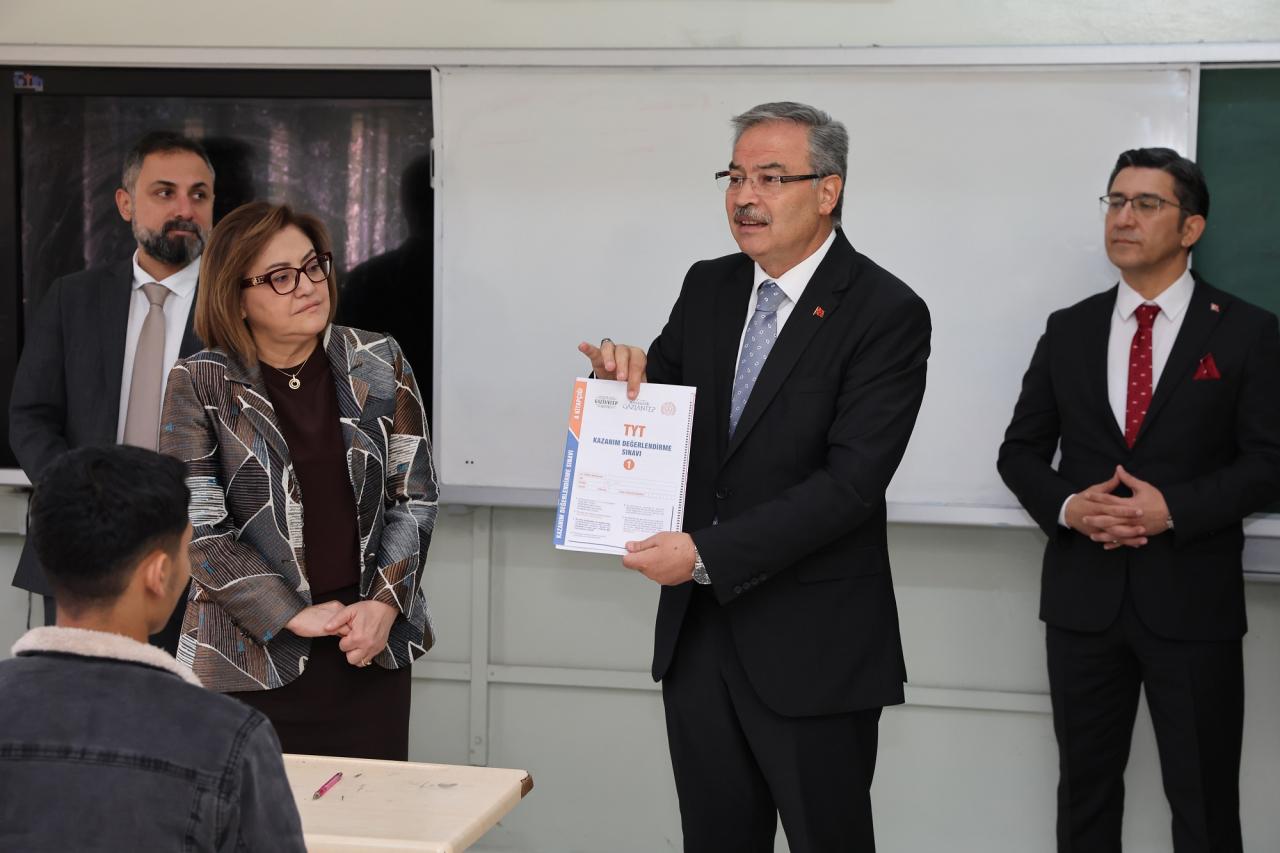 Deneme kitapçıkları dağıtıldı. 