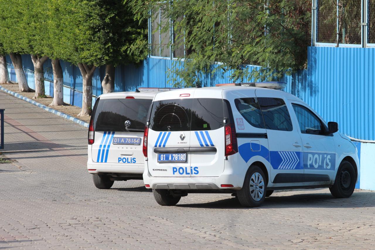 Adana Demirspor tesisleri önünde bekleyen polis araçları.