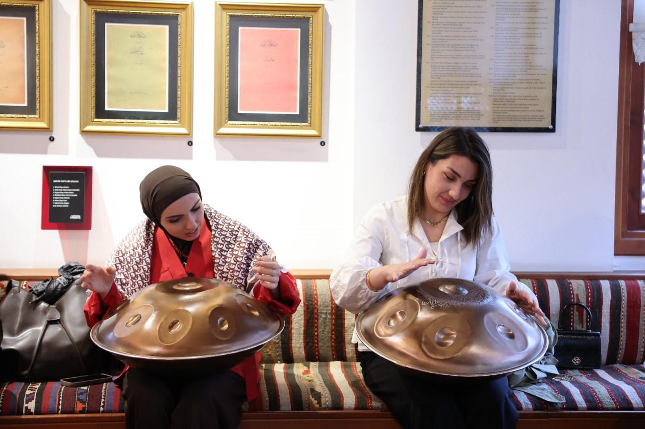 Handpan Atölyesi'nde ders alan öğrenciler. 