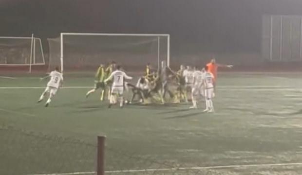 Futbolcular birbirlerini acımasızca dövdü: Kavga saniye saniye kaydedildi