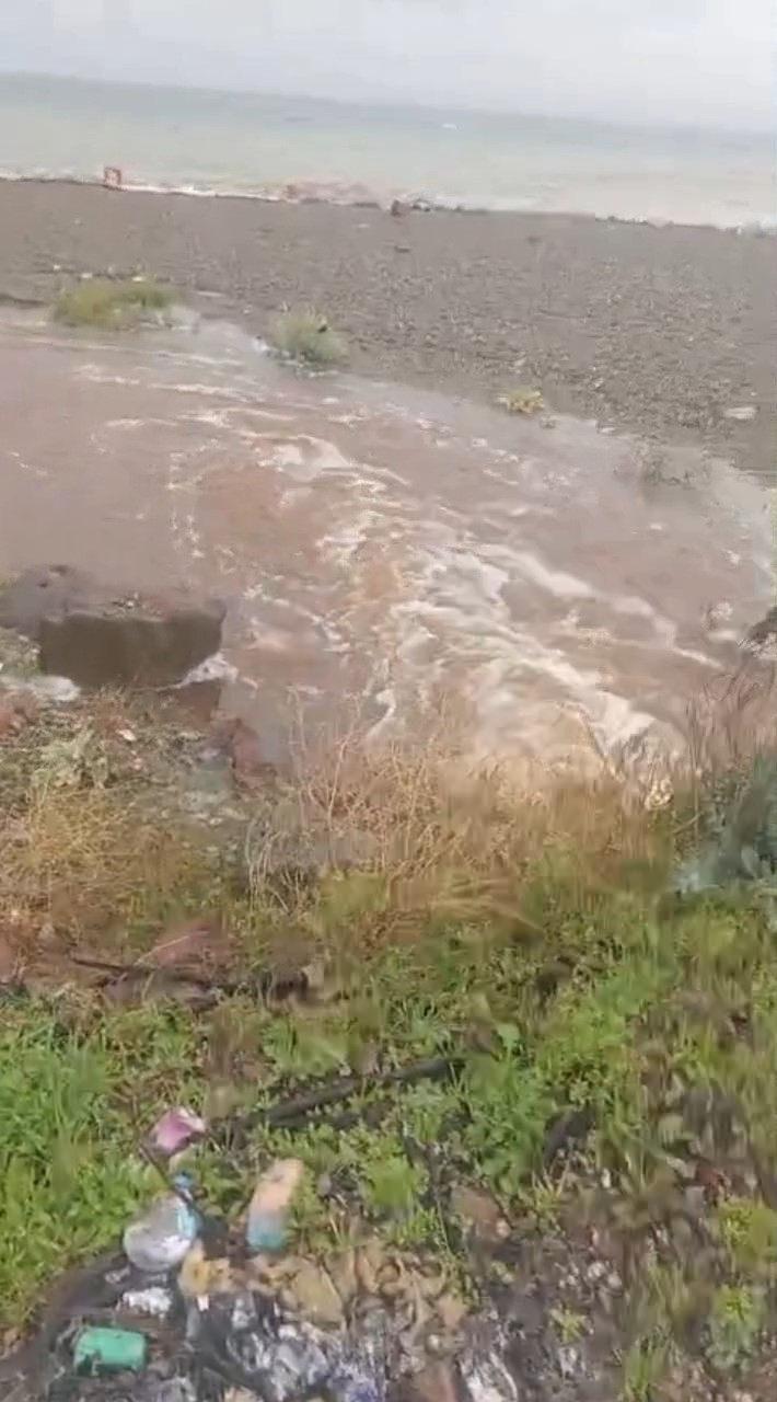 Yağış, yolları göle çevirdi.