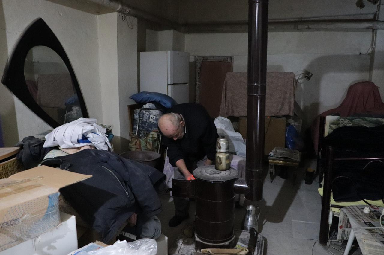 Hasan Gürbüz (75), 15 yıldır bir bodrum katında yaşam savaşı veriyor.