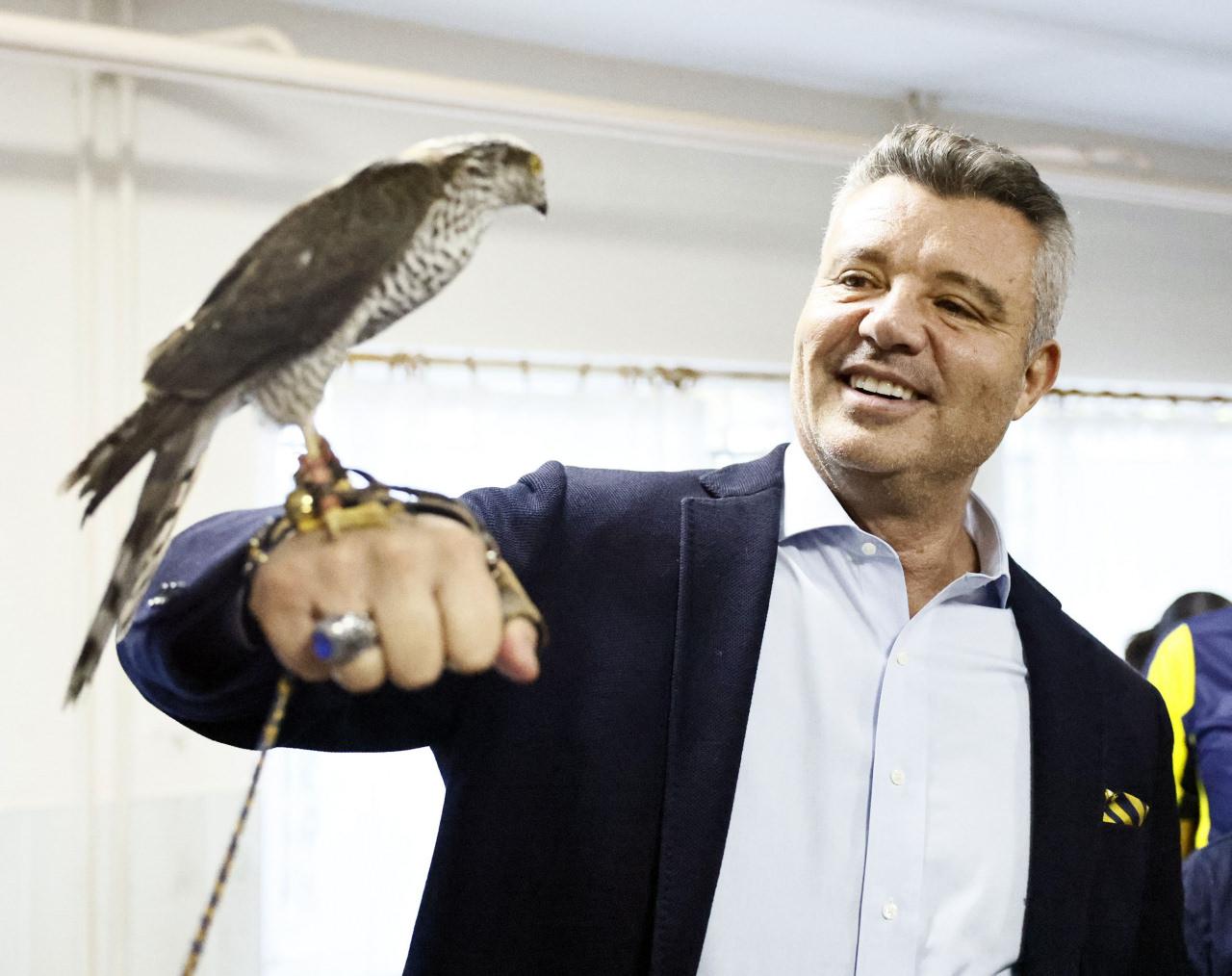 Fenerbahçe Başkanı Sadettin Saran, Rize deplasmanında bir Atmaca ile birlikte, 23 Kasım 2025