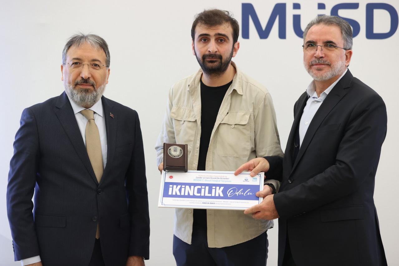 Uğur Bulut 'İbadet Aşkı Engel Tanımaz' başlıklı fotoğrafıyla ikincilik kazandı.