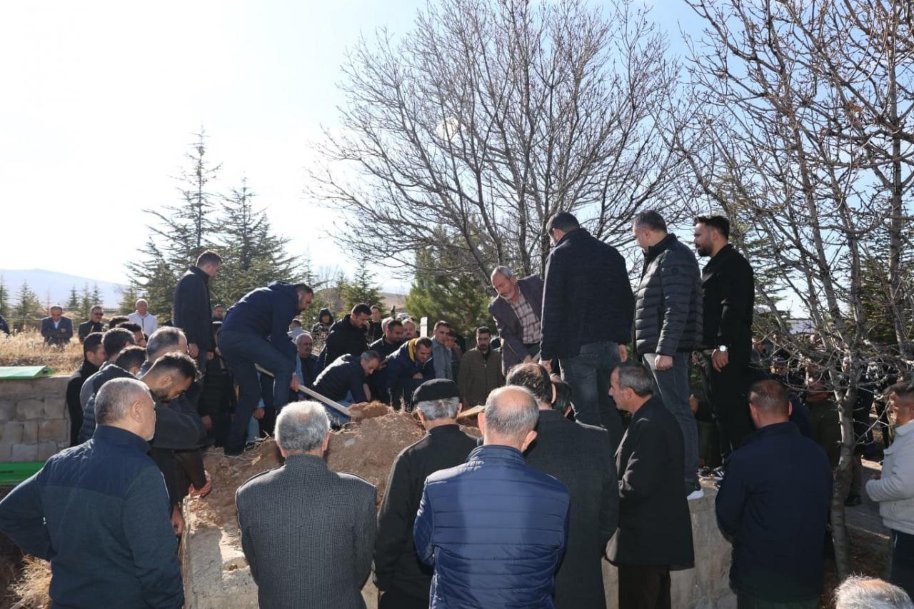 Hayatını kaybeden küçük çocuk, gözyaşları içinde son yolculuğuna uğurlandı. 